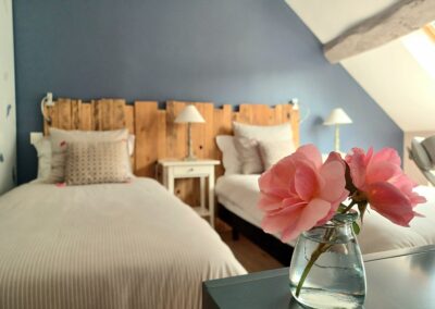 deux lits simples dans la chambre marie