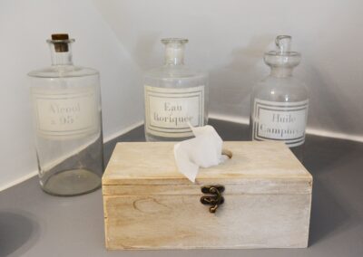 meuble de la salle de bain de la chambre marguerite